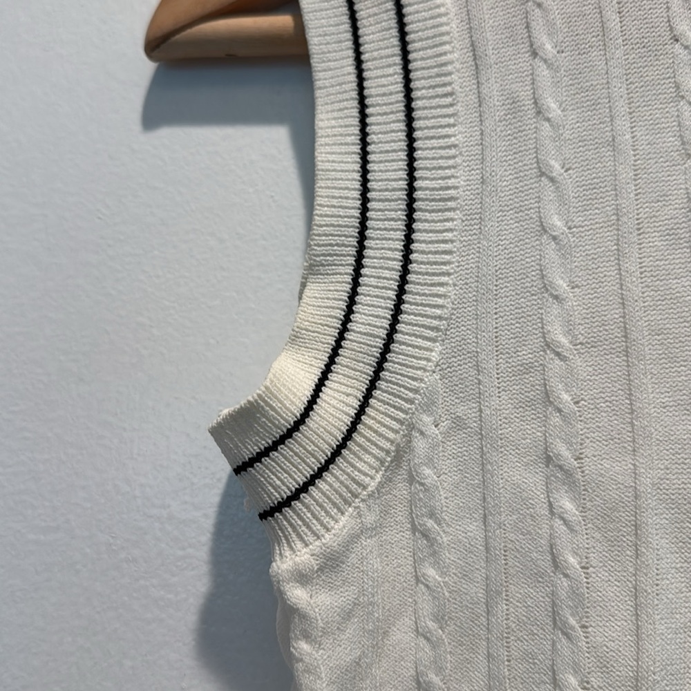 Unif Sleeveless Sweater Vest. - Picture 3 of 7